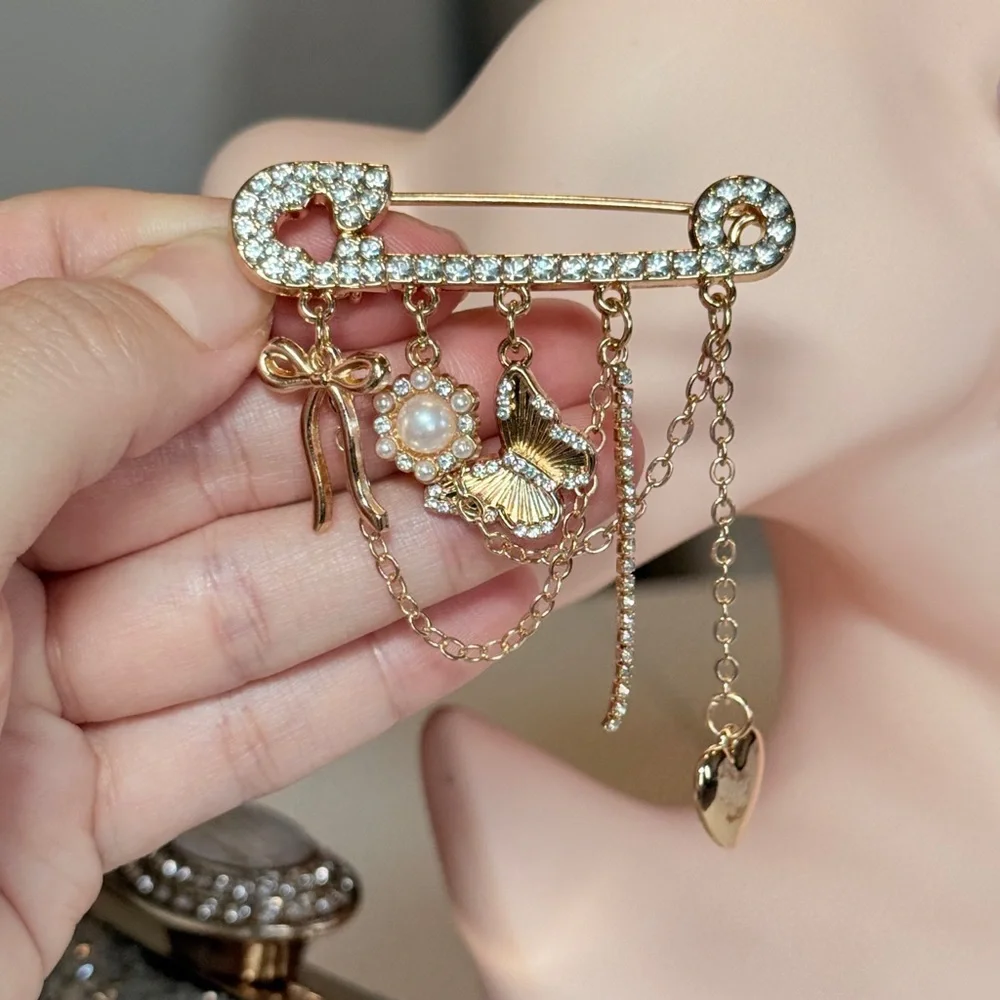 ⚜️ Gold Butterfly Charm Brooch